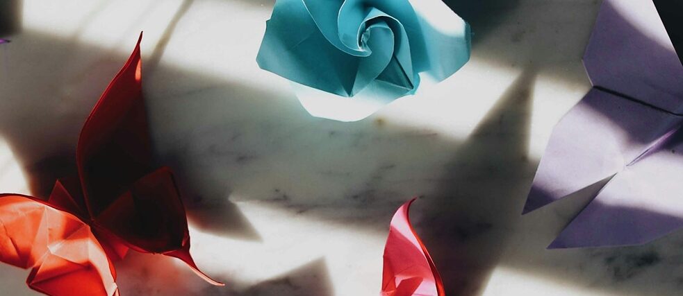 Вид зверху на яскраві метелики оригамі