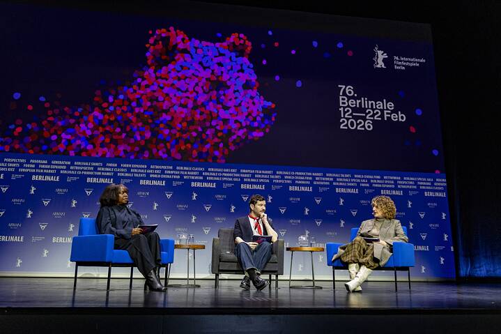 Les codirecteurs du programme cinématographique Jacqueline Lyanga et Michael Stütz avec la directrice artistique Tricia Tuttle lors de la conférence de presse sur le programme du 76e Festival international du film de Berlin.