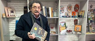 Eli Tauber mit Buch Neighbours