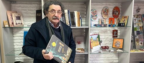 Eli Tauber mit Buch Neighbours