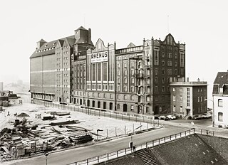 Getreidespeicher Rhenus seitlich, 1979; aus der Serie: Rheinhafen Düsseldorf 1979-1981