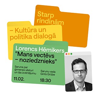 Grafische Veranstaltungseinladung mit farbigen, übereinanderliegenden Karteikarten. Auf einer gelben Karte steht in der lettischen Sprache „Starp rindiņām – Kultūra un politikā dialogā“. Daneben befindet sich eine grüne Karte mit dem Hinweis auf eine Lesung und ein Gespräch mit Lorenz Hemicker mit dem Titel in der lettischen Sprache „Mein Großvater, der Täter“, ergänzt durch die Beschreibung in der lettischen Sprache „Gespräch: Familiengeschichte und Aufarbeitung“. Unten stehen Datum und Uhrzeit: „11.02.“ und „18:30“. Rechts ist ein stilisiertes Foto von Lorenz Hemicker im Porträtformat zu sehen.