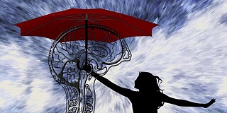 Man sieht die Silhouette einer Frau mit wehenden langen Haaren, die einen roten Regenschirm über die Skizze eines Schädels hält.