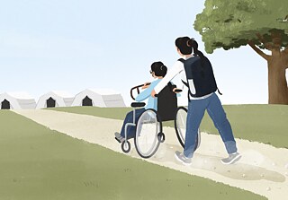 Eine Illustration: Eine junge Frau schiebt eine andere junge Frau in einem Rollstuhl auf einem Weg Richtung mehrerer großer weißer Zelte. Man sieht sie seitlich von hinten. Rechts und Links vom Weg ist grüne Wiese und rechts ein Baum.