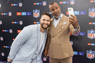 TV-Experte Patrick Esume und der TV-Experte und ehemaliger NFL-Spieler Björn Werner stehen an der NFL-Logowand.