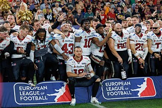 Die ELF-Mannschaft Rhein Fire feiert ihren Saisonsieg 2024.