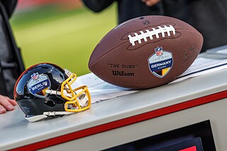 Ein kleiner Footballhelm, daneben ein Football. Beide tragen das Logo der "NFL Germany Games".