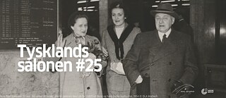 Im Hintergrund ein Bild von Nele Poul Sørensen (links) während eines Besuch in Berlin 1954 zusammen mit ihrem Vater Gottfried Benn (rechts) und seiner dritten Frau Ilse (in der Mitte), darauf der Schriftzug Tysklandssalonen #24.