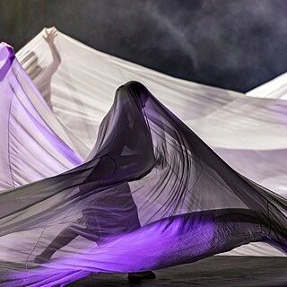 Mulheres sob tecido branco transparente