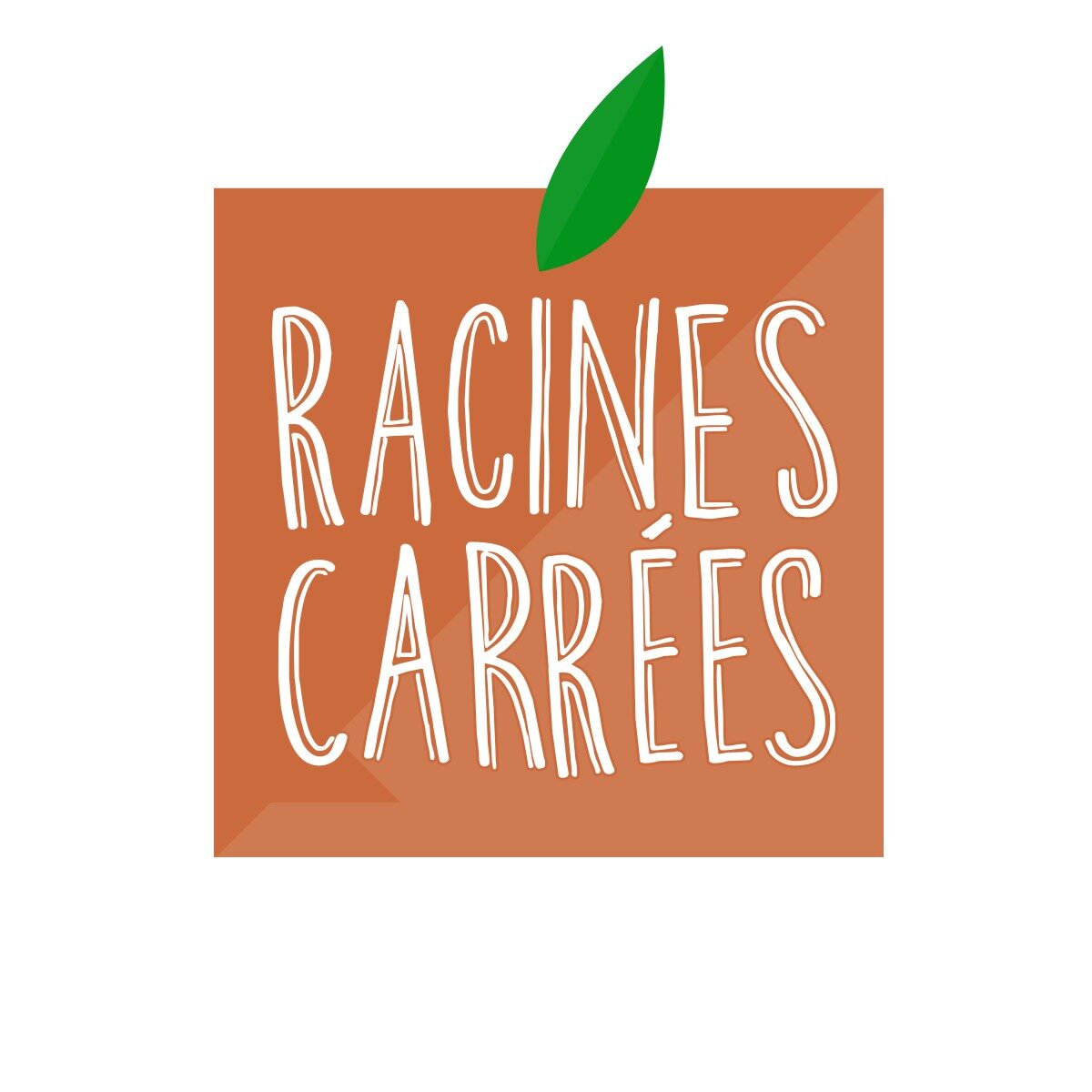 Logo des Vereins „Racines Carrées“. Weiße Schrift auf orangefarbenem Hintergrund, quadratisch, mit einem grünen Blatt oben in der Mitte. 