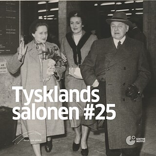 Im Hintergrund ein Bild von Nele Poul Sørensen (links) während eines Besuch in Berlin 1954 zusammen mit ihrem Vater Gottfried Benn (rechts) und seiner dritten Frau Ilse (in der Mitte), darauf der Schriftzug Tysklandssalonen #24.
