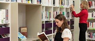 Frauen in Bibliothek