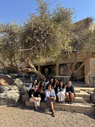 Gruppenfoto der Programmteilnehmer und Partner in der Feynan Ecolodge.