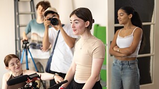 Eine Gruppe Jugendlicher bei einem Kreativworkshop