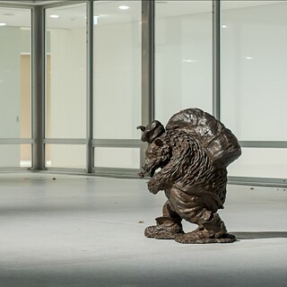Ansicht der Skulpturen „Lupo“ und „Orso“ von Peter Wächtler in der Ausstellung „Glocken und Kanonen“.