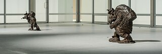 Ansicht der Skulpturen „Lupo“ und „Orso“ von Peter Wächtler in der Ausstellung „Glocken und Kanonen“.
