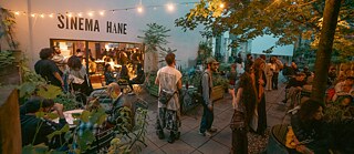 Besucher im Hinterhof des Sinema Transtopia
