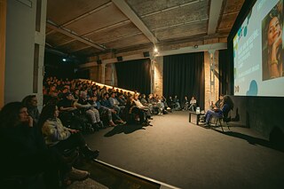 Ein voller Kinosaal bei einer Veranstaltung des Sinema Transtopia