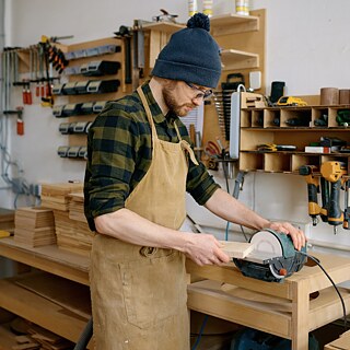 Ein Handwerker in einer Schreinerei