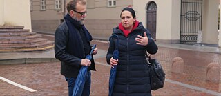 Screenshot aus der Sendung „Pasivaikščiojimai“. Von links: Rytis Zemkauskas und Nino Haratischwili 