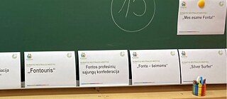 Neben der Schultafel liegen die Karten des Planspiels „Klimaneutrale Stadt“ bereit.