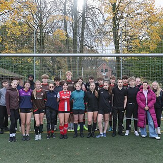 Jugendliche des Austauschprogramm St.Pauli Fußballcamp stehen vor einem Fußball-Tor.