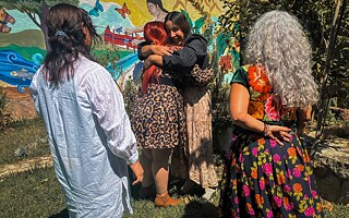 Objatie na záver pobytu v Casa La Serena ako prejav solidarity a láskavosti medzi aktivistkami.