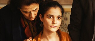 Hiam Abbass und Eya Bouteraa in „À voix basse”. Regie: Leyla Bouzid 