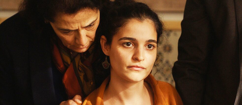 Hiam Abbass und Eya Bouteraa in „À voix basse”. Regie: Leyla Bouzid 