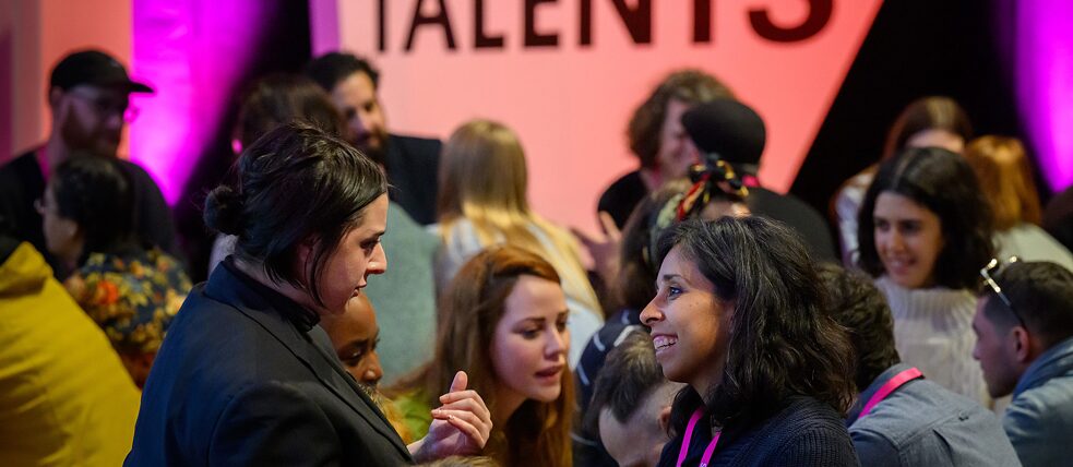 Teilnehmer und Teilnehmerinnen des Talents-Programm sprechend angeregt miteinander