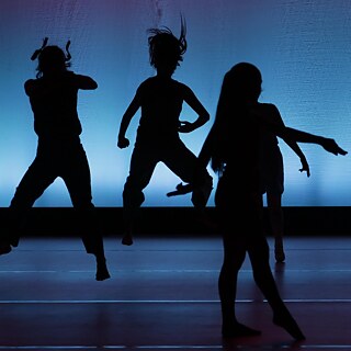 Tanzende Figuren in Blau