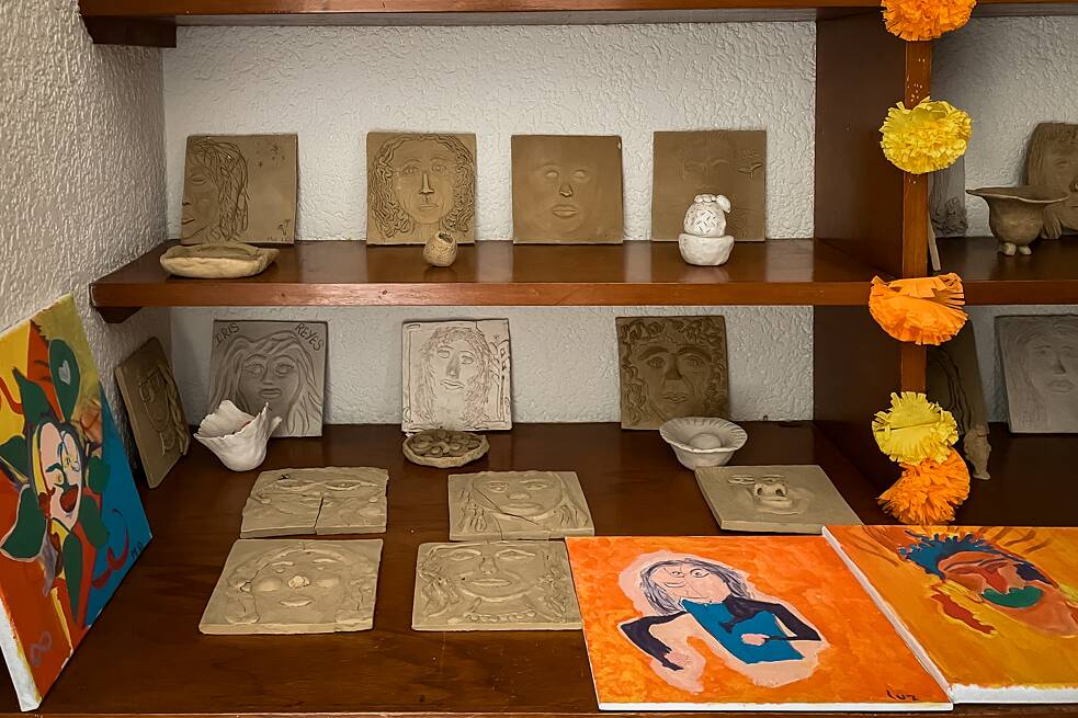 V Casa La Serena využívajú aj rôzne umelecké terapie. Účastníčky pobytu napríklad vypracujú z hliny svoju tvár.