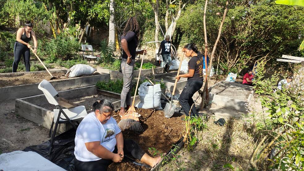 Aktivistky pracujú v záhrade.