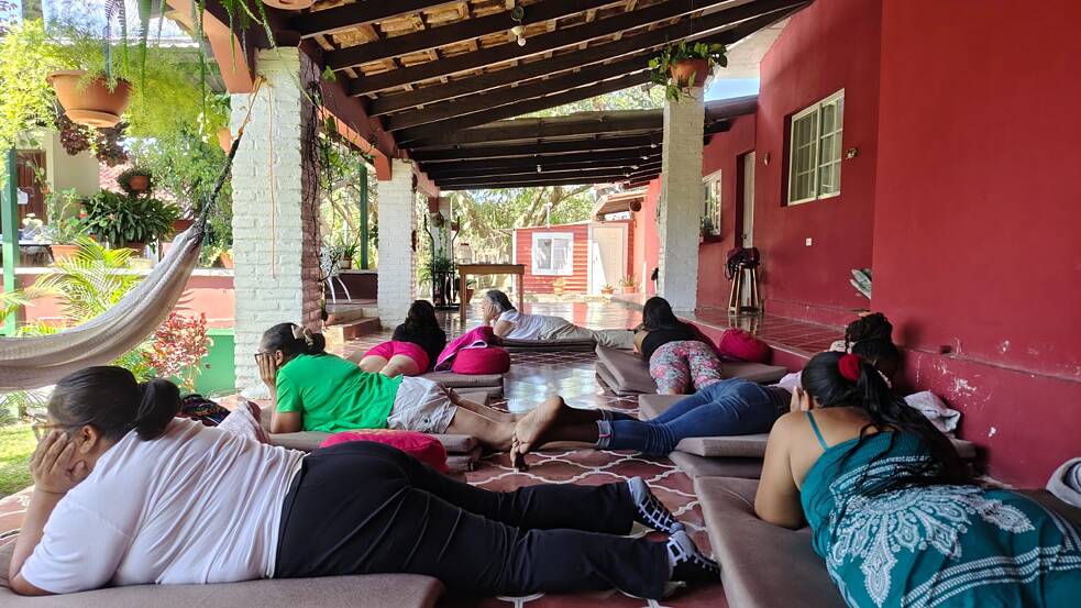 Počas pobytu v ústraní aktivistky zažijú rôzne druhy terapií.