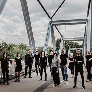 Muusikud seisavad sillal