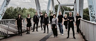 Muusikud seisavad sillal