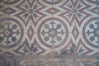 Schöne Mosaikfliesen in verschmutztem Zustand