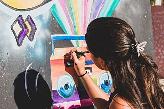 Eine Person erstellt ein Graffiti