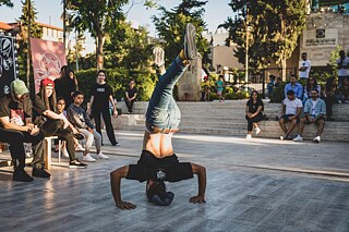 Eine Person führt eine Breakdance-Bewegung aus