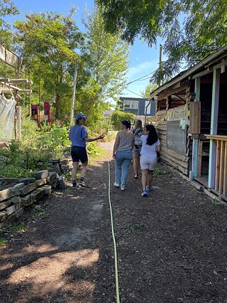  Initiatives leaders taking a walk in the PlatzProjekt premise with their mentors