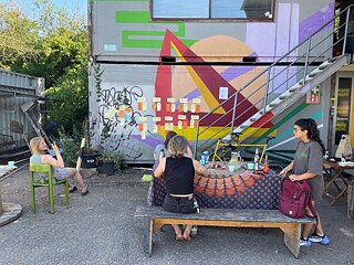 Leiter:innen der Initiativen während einer Brainstorming-Sitzung mit ihren Mentor:innen bei PLATZprojekt