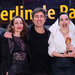 Goldener Bär für den Besten Film 2026: „Gelbe Briefe” – der Regisseur İlker Çatak (Mitte) mit dem Filmteam
