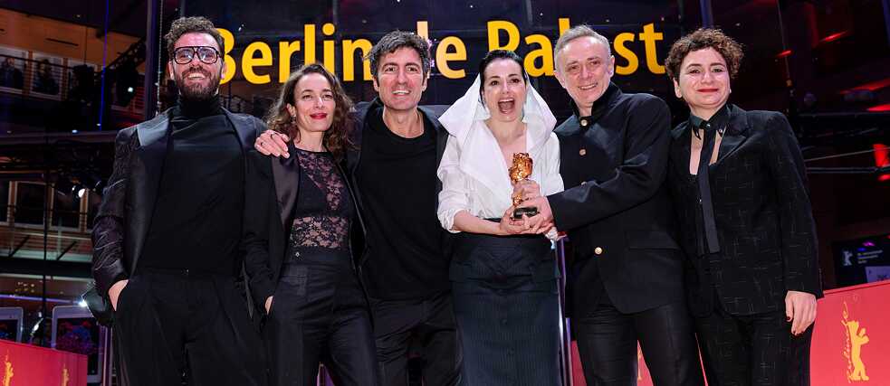 Goldener Bär für den Besten Film 2026: „Gelbe Briefe” – der Regisseur İlker Çatak (Mitte) mit dem Filmteam