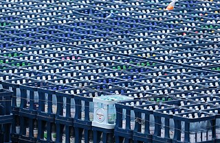 Leere Getränkekisten mit PET-Mehrwegflaschen für Mineralwasser