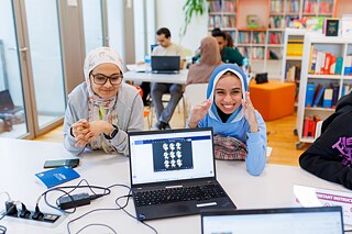 Digitale Entwicklung & Programmierung– Grundlagen von C#, GitHub‑Workflows und KI‑gestützte Optimierung Aya Khaled Eissa und Merna Tarek Rashed Noor Eld