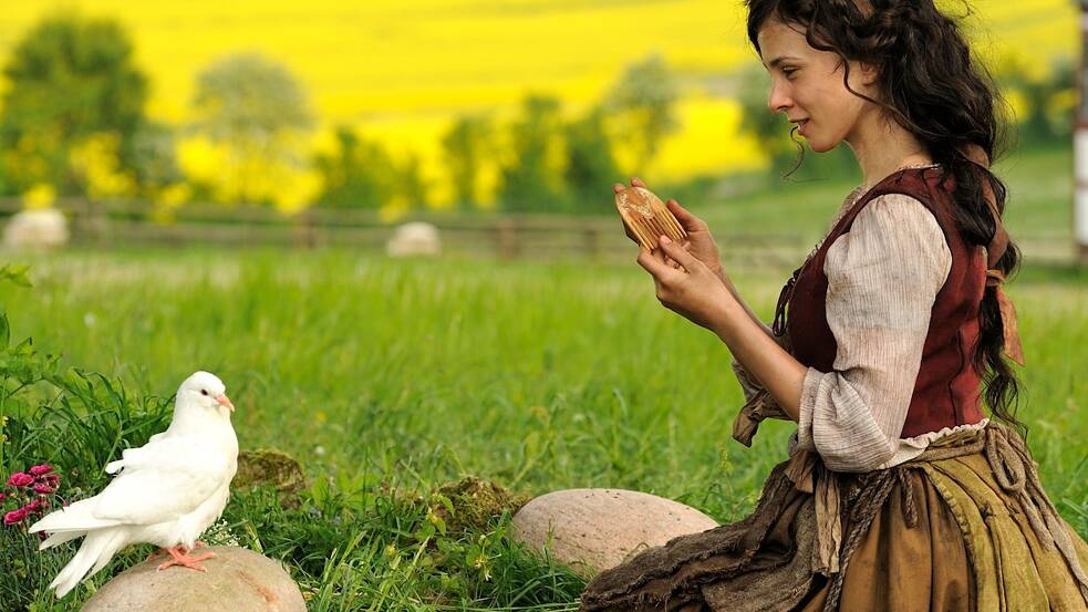 Standbild aus „Aschenputtel“ (ARD Degeto, 2011, Regie: Uwe Jansen). Der deutsche öffentlich-rechtliche Sender ARD greift den Kanon deutscher Märchen und Fabeln in einer Reihe großartiger Produktionen wieder auf, die oft an vermeintlichen Originalschauplätzen gedreht wurden.