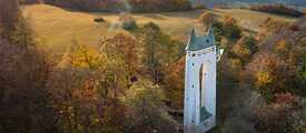 Der Schönbergturm bei Pfullingen auf der Schwäbischen Alb - weithin sichtbares Wahrzeichen im goldenen Herbstlicht