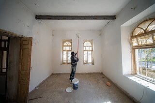  رجل يقوم بدهان حائط