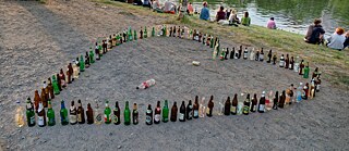 Ein Foto von Pfandflaschen aufgereiht in Herzform