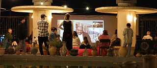 Показ фильма на крыше монументального здания в Ташкенте